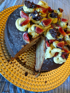 Una foto de Pastel de chocolate y crema de pistachos