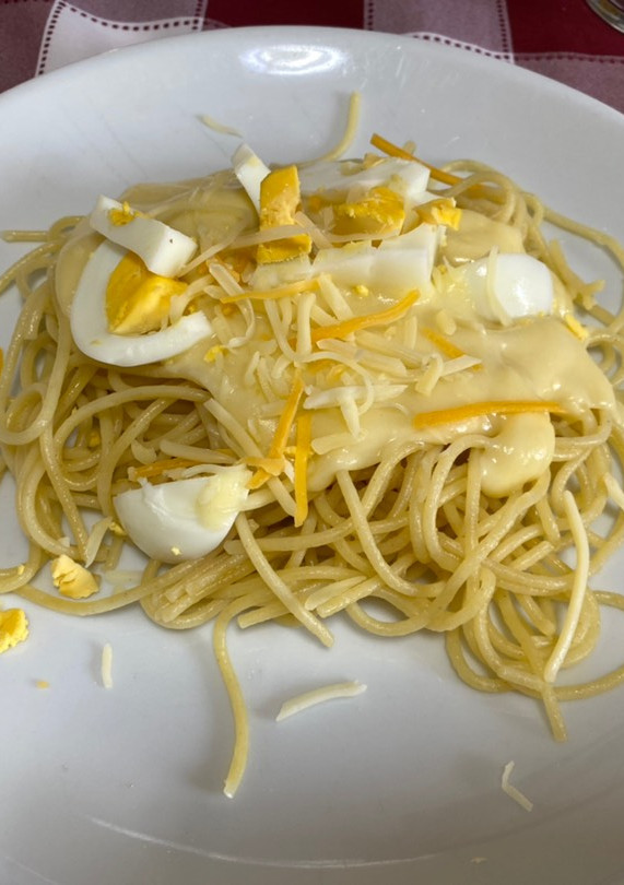 Una foto de Espagueti en salsa de queso 🧀
