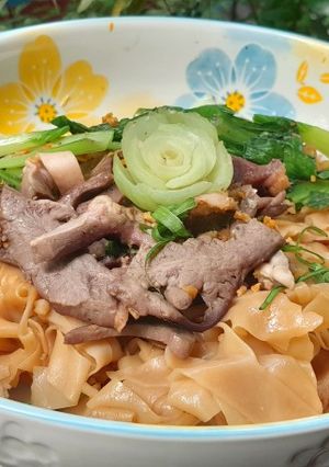 Hình của món Bánh đa đỏ xào tim cật.