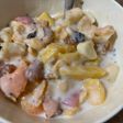 Desayuno saludable (durazno, Damasco, banana, semillas, pasas y frutos secos) y yogurt