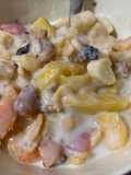 Desayuno saludable (durazno, Damasco, banana, semillas, pasas y frutos secos) y yogurt