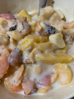 Una foto de Desayuno saludable (durazno, Damasco, banana, semillas, pasas y frutos secos) y yogurt