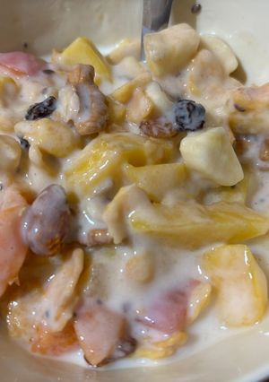 Una foto de Desayuno saludable (durazno, Damasco, banana, semillas, pasas y frutos secos) y yogurt
