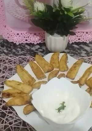 صورة لوصفة بطاطا محمرة فالفرن و صلصة الزبادي