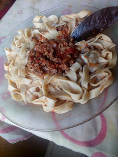 Una foto de Fideos caseros con salsa ❤