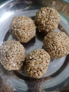 તલના લાડુ(Tal na laddu recipe in Gujarati) રેસીપી મુખ્ય ફોટો