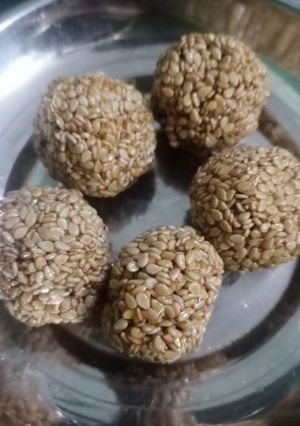 તલના લાડુ(Tal na laddu recipe in Gujarati) રેસીપી મુખ્ય ફોટો
