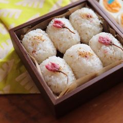 A picture of Ornate cherry rice balls.