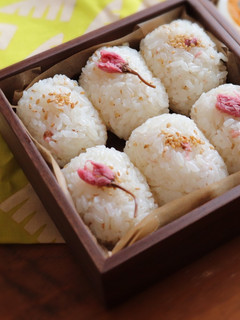 A picture of Ornate cherry rice balls.