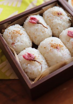 A picture of Ornate cherry rice balls.