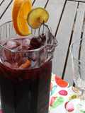 Vino con frutas rojos y arándanos azules