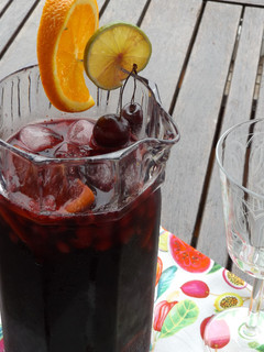Una foto de Vino con frutas rojos y arándanos azules