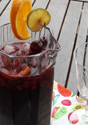 Una foto de Vino con frutas rojos y arándanos azules