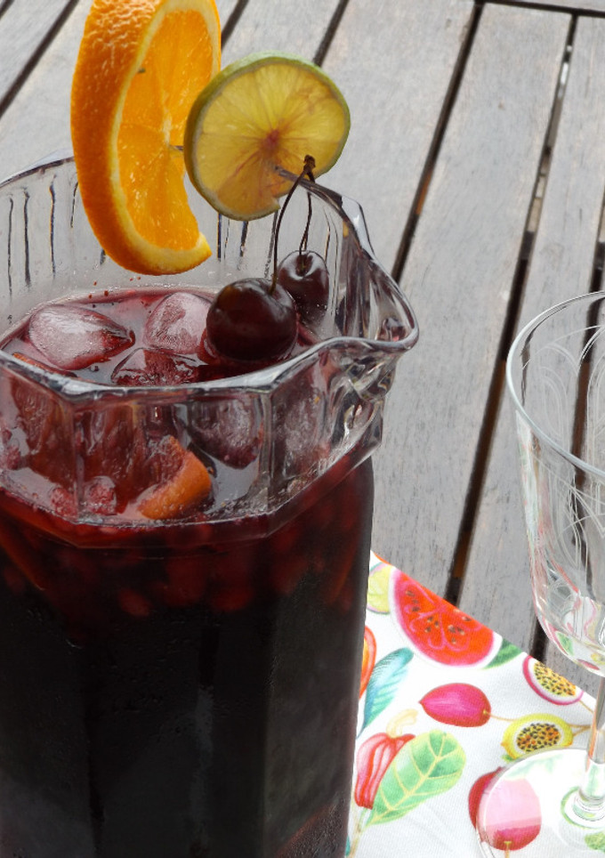 Una foto de Vino con frutas rojos y arándanos azules