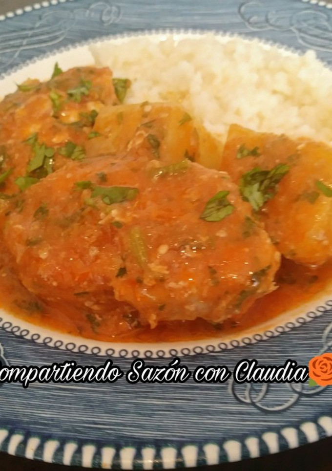 Una foto de Pollo en salsa de tomate🌺