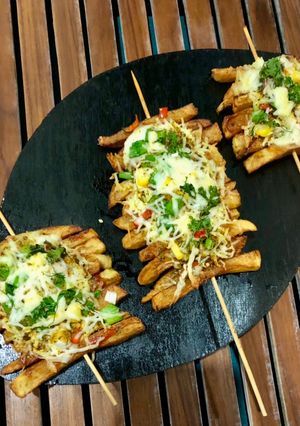 ફ્રાઈસ પીઝા (Fries Pizza Recipe In Gujarati) રેસીપી મુખ્ય ફોટો