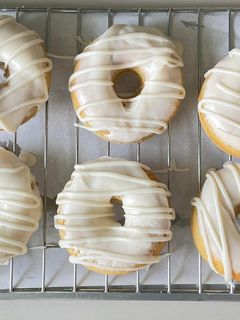 รูปของ โดนัทไวท์ช็อคโกแลต Baked white chocolate donuts