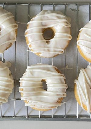 รูปของ โดนัทไวท์ช็อคโกแลต Baked white chocolate donuts