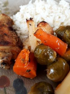 Csirkecombok zöldségágyon recept fotója