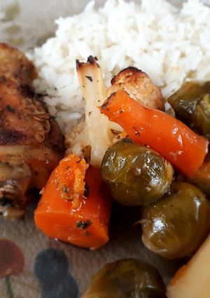 Csirkecombok zöldségágyon recept fotója