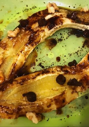 Una foto de Postre de banana al microondas con chips de chocolate express
