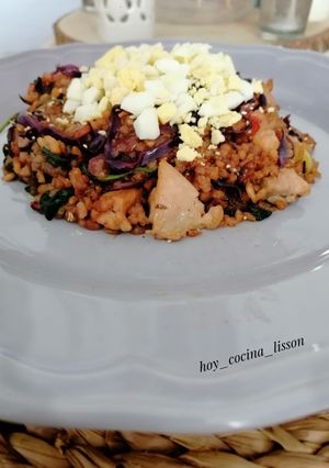 Una foto de Salteado de arroz con pollo y verduras