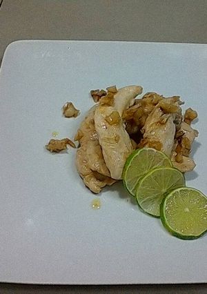 Una foto de Lomito de pollo en salsa menier con ajo🐆🍜🍰😝