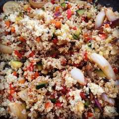 A picture of Wok de verduras con quinoa.