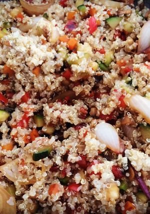 Una foto de Wok de verduras con quinoa