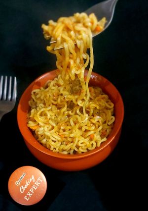 स्ट्रीट स्टाइल मसाला मैगी (Street style masala maggi recipe in hindi) रेसिपी मुख्य फोटो