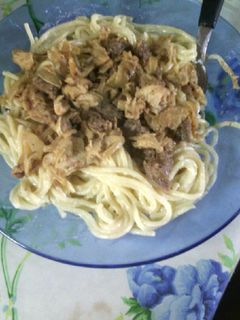 Una foto de Espaguetis con salsa de carne y pollo👌.