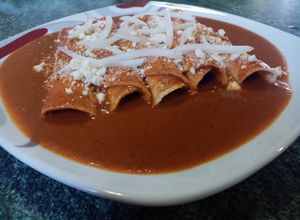 Una foto de Enchiladas con mole rojo del istmo