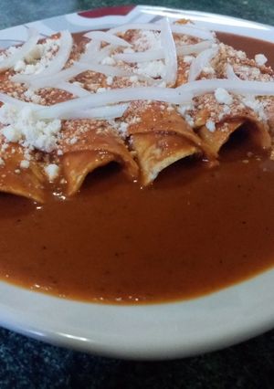 Una foto de Enchiladas con mole rojo del istmo