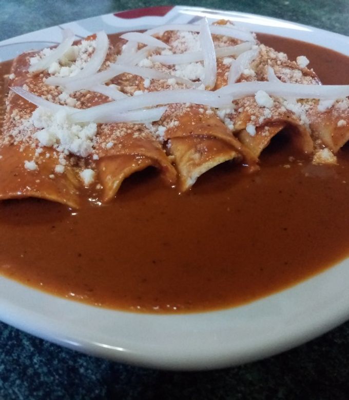 Una foto de Enchiladas con mole rojo del istmo