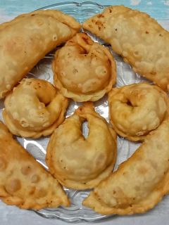 તીખા ઘૂઘરા (Tikha Ghughra Recipe In Gujarati) રેસીપી મુખ્ય ફોટો