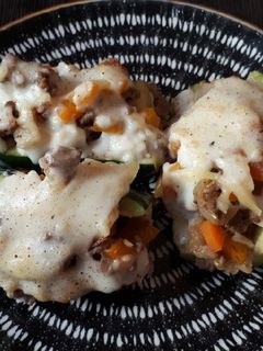 Una foto de Calabacines rellenos de carne y verduras