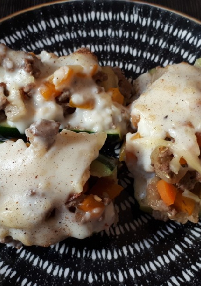 Una foto de Calabacines rellenos de carne y verduras
