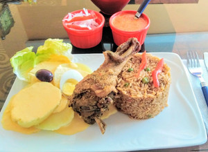 Una foto de Arroz con pato y papas a la huancaína