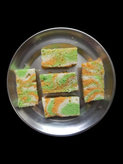 மூவர்ண பிளைன் கேக்(tricolour cake recipe in tamil) செய்முறை முக்கிய புகைப்படம்