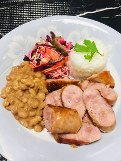 Una foto de Chorizos a la Parrilla con Ensalada Arroz y Frijol!