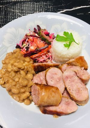 Una foto de Chorizos a la Parrilla con Ensalada Arroz y Frijol!
