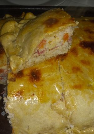 Una foto de Tarta de arroz, salame, muzzarella y tomate