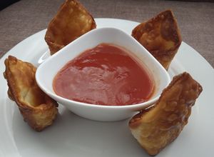 Una foto de Wantán con salsa de tamarindo