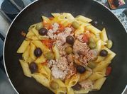 Una foto de penne con atun