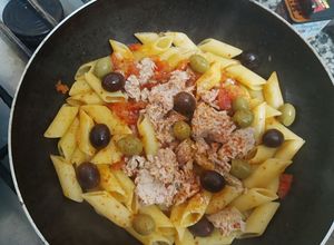 Una foto de Rigatti con salsa y algo más
