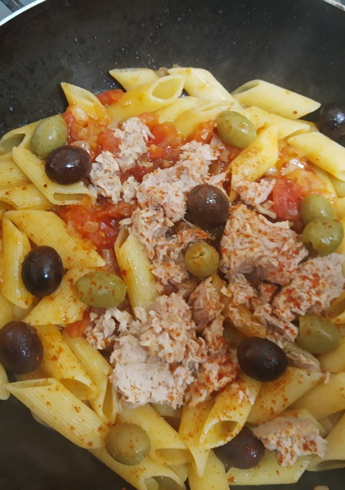 Una foto de Rigatti con salsa y algo más