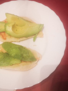 Una foto de Tostada de aguacate, tomate aceite, pimienta y sal