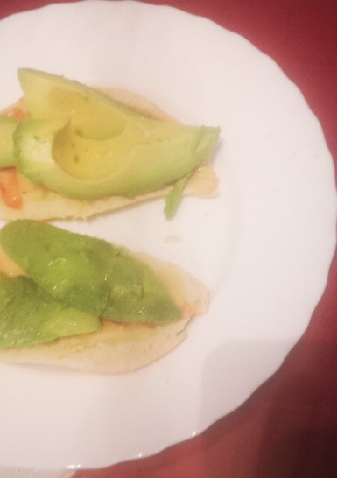 Una foto de Tostada de aguacate, tomate aceite, pimienta y sal