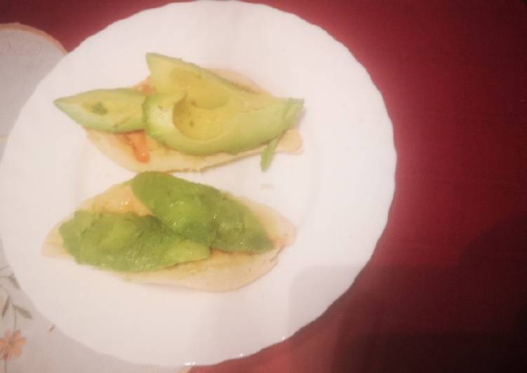 Tostada de aguacate, tomate aceite, pimienta y sal