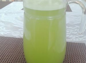 Una foto de Agua de cilantro y limón